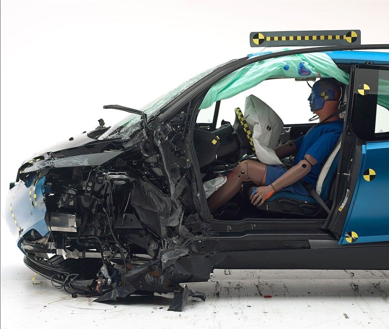 Новейшая безопасность автомобиля. BMW i3 crashed. Краш тест БМВ i3. Tesla model s краш-тест 2022. Краш тест Тесла кибератак.